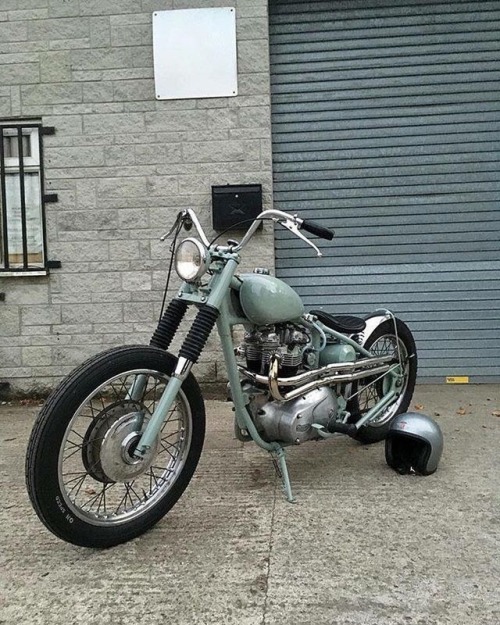 lowbrowcustoms:
“B-Side Triumph choppers 📷: @somerton_motorcycles #tiumphchoppers #choppershit #chopitbuilditrideit #goodtimes #choppers #triumph
https://www.instagram.com/p/Bn1AtYZHRbp/?utm_source=ig_tumblr_share&igshid=q8bs7hhda9n4
”
Triumph